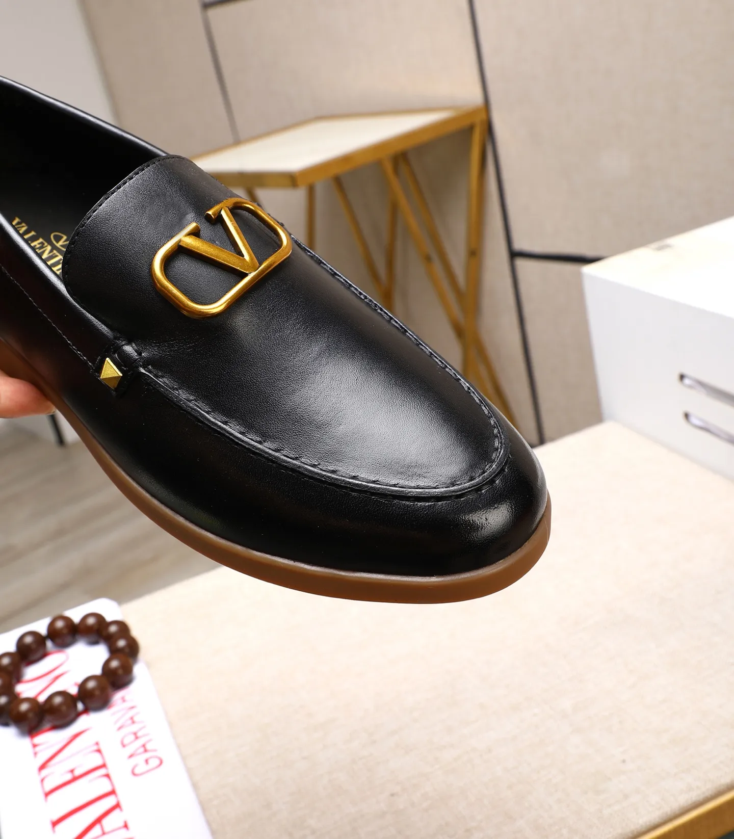 Men's shoes 💰520 [Valentino-Valentino] High-quality boutique men's shoes. The same style as the celebrities, original and authentic.✅ Made of imported cowhide + original apricot cowhide lining. The French luxury model is priced at 14,080 Swiss francs. It is also a Paris Fashion Week catwalk model. A brand can be deeply rooted in your heart, and a pair of shoes can make you linger. What you wear is not only noble, but also an aura. 👻Standard 38-45